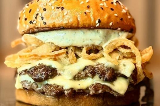 Cómo es la hamburguesa argentina que fue reconocida como la mejor del mundo en Dubai.