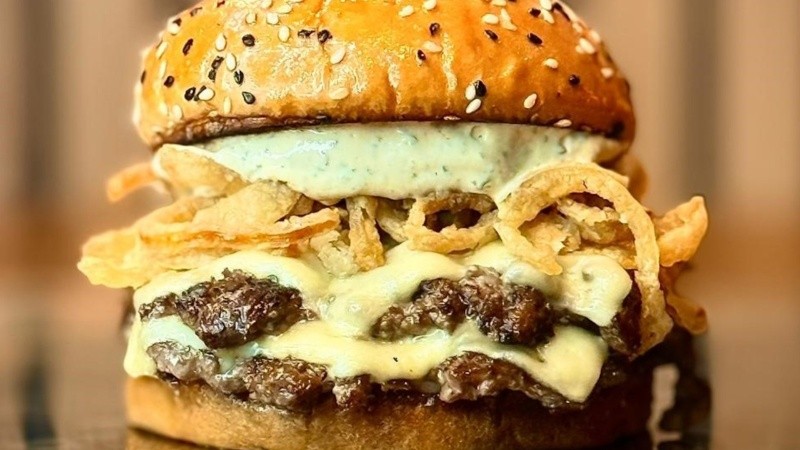 Cómo es la hamburguesa argentina que fue reconocida como la mejor del mundo en Dubai.