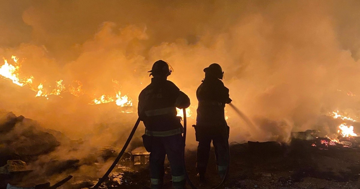 Se prendió fuego un enorme basural en zona sur: Bomberos trabajaron más ...