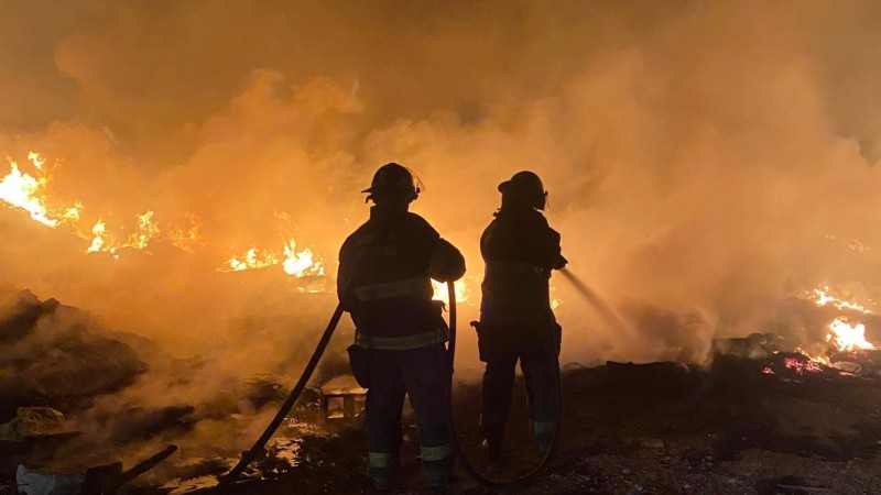 Zapadores trabajando en contener el incendio.