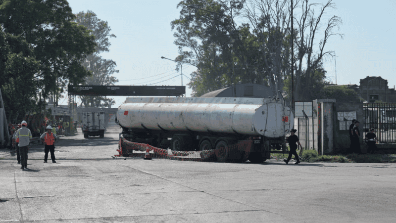 Personal policial trabaja en el lugar donde ocurrió el deceso. (Alan Monzón/Rosario3)