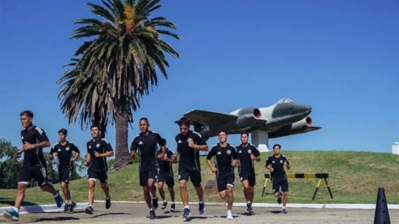 El plantel de Leones ya entrena y concentra en el Liceo de Funes.