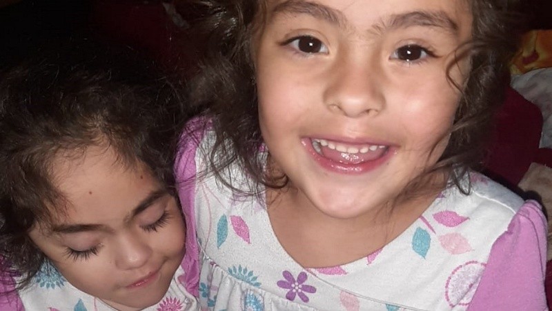 Abigail abrazada por su hermanita melliza.&nbsp;