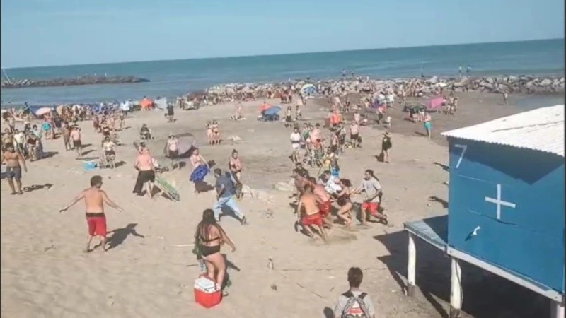 Dramático rescate en Mar Chiquita en medio del mini tsunami.