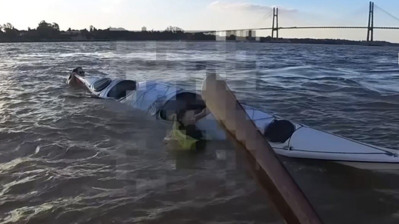 Una pareja con un bebé se dio vuelta en el río y no podía volver a subir al bote.