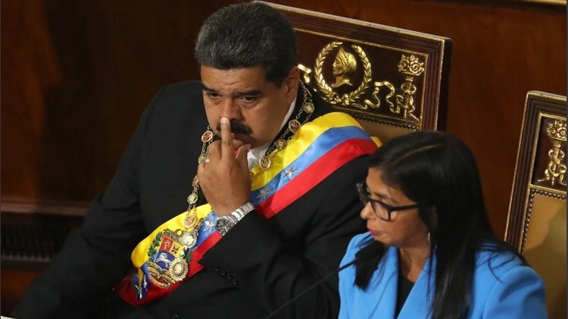 Fotografía de archivo de la vicepresidenta ejecutiva de Venezuela, Delcy Rodríguez (d), junto al presidente Nicolás Maduro (i).