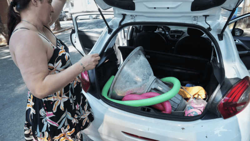 Las enormes luminarias del Gigante y cómo trasladarlas, todo un desafío para los hinchas. (Foto: Alan Monzón / Rosario3)