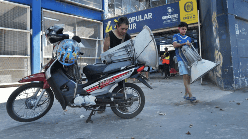 Las enormes luminarias del Gigante y cómo trasladarlas, todo un desafío para los hinchas. (Foto: Alan Monzón / Rosario3)