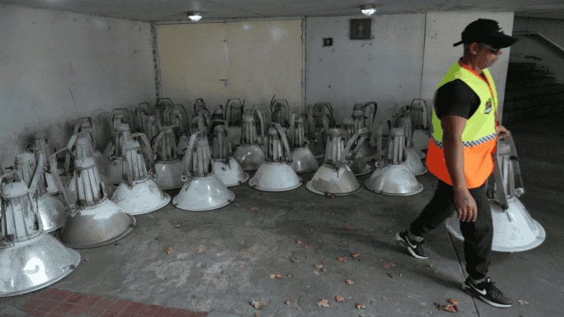 Las luminarias que alumbraron el Gigante de Arroyito durante unos 50 años.