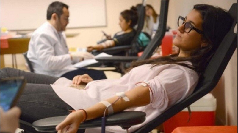 Una joven dona sangre.