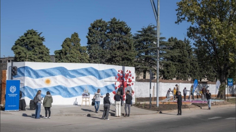 Las intervenciones consisten en la pintura de símbolos representativos de la identidad de cada barrio, acompañados de banderas argentinas en diferentes formatos.