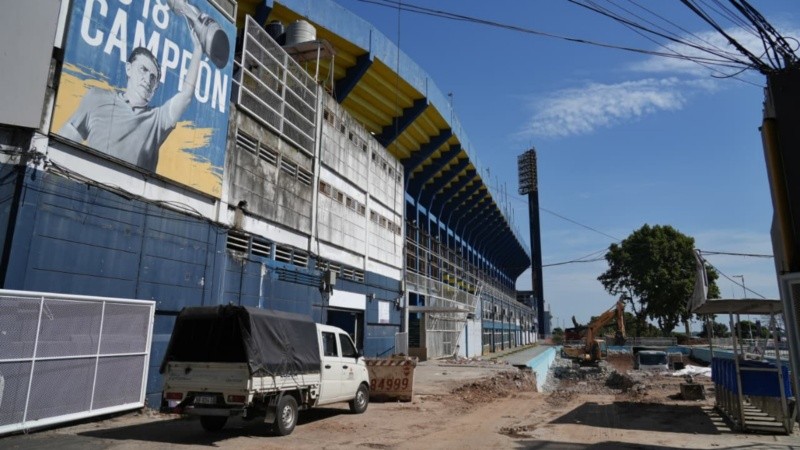 Avanzan las obras para demoler la pileta olímpica y construir la tercera bandeja del Gigante en la platea del río. (Foto: Alan Monzón / Rosario3).&nbsp;