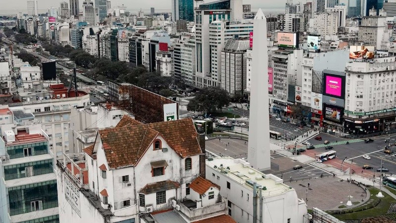 Construido en 1927, el conjunto combina los estilos francés y normando: francés en el edificio de oficinas y normando en el chalet de la terraza.