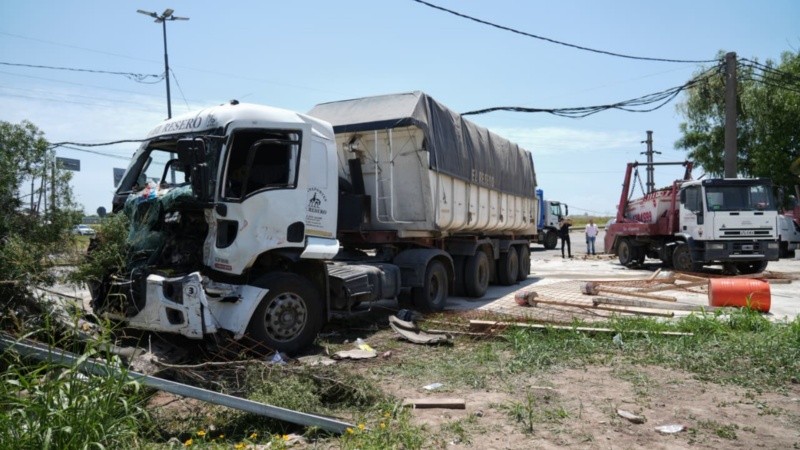Los dos camiones que chocaron este miércoles sobre el mediodía en Circunvalación y Uriburu.
