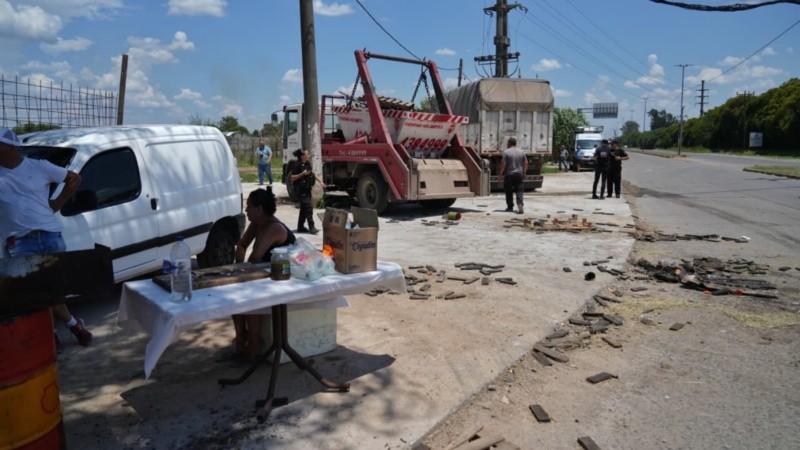 El puesto de venta ambulante quedó muy cerca de ser impactado por alguno de los camiones. (Foto: Alan Monzón / Rosario3)&nbsp;