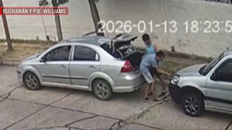 Una cámara captó el accionar de los ladrones cerca del Club Teléfono.