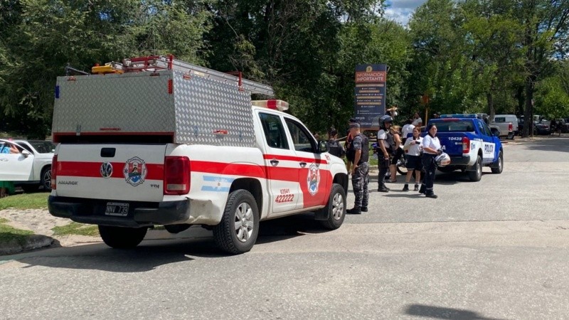 En el lugar, se hicieron presentes efectivos policiales y municipales, bomberos voluntarios y personal del servicio de emergencias.