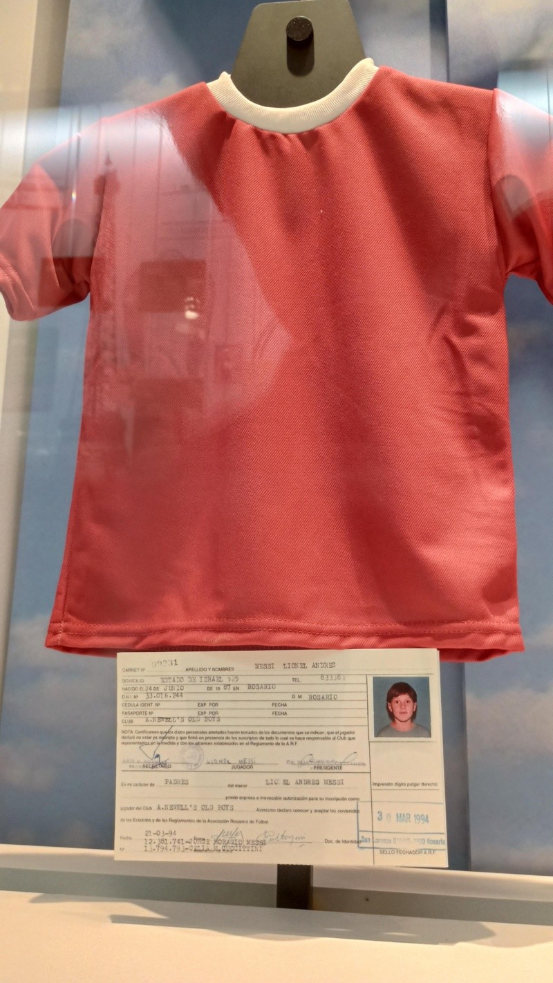 Una camiseta del club Grandoli y la ficha de un pequeño Leo se exhiben en el Museo del Deporte Santafesino. (Rosario3)