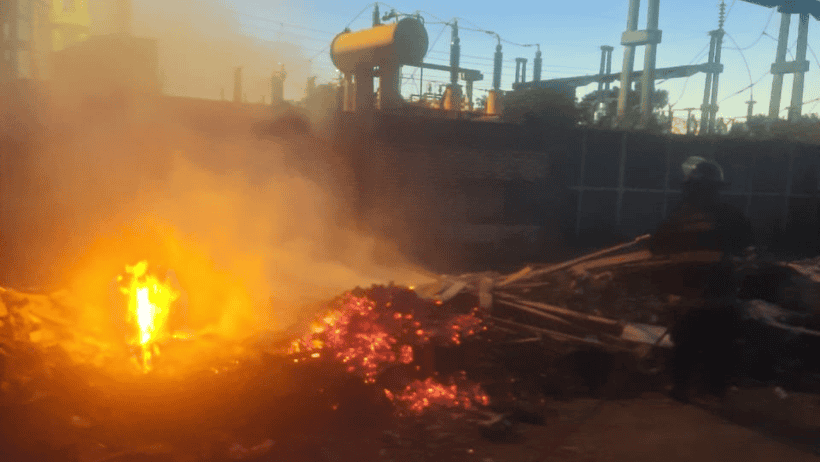 ¡Mirá el voraz incendio en Rosario! El fuego casi alcanza los cables de la EPE y hay alerta