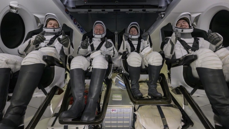 El cosmonauta de Roscosmos, Oleg Platonov (i), los astronautas de la NASA, Mike Fincke, Zena Cardman, y la astronauta de la JAXA (Agencia de Exploración Aeroespacial de Japón), Kimiya Yui.