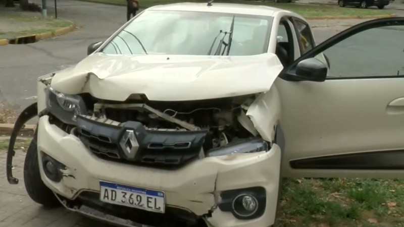 El auto que terminó impactando contra la vereda.