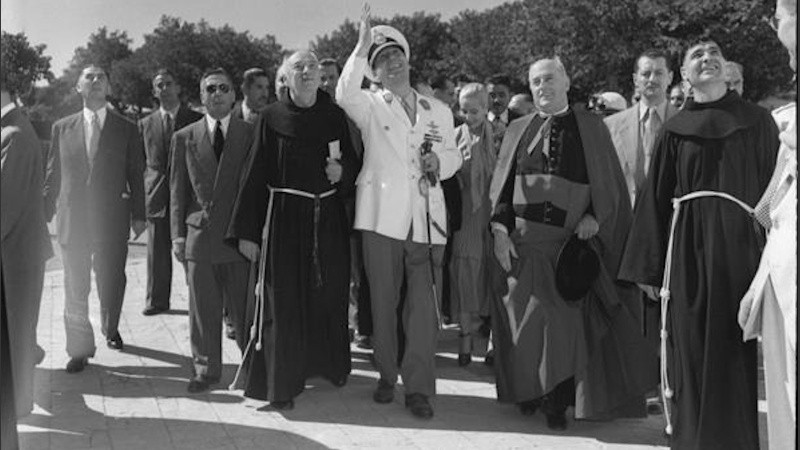 Perón y Evita junto a los frailes en la visita que realizó en 1950 a San Lorenzo.