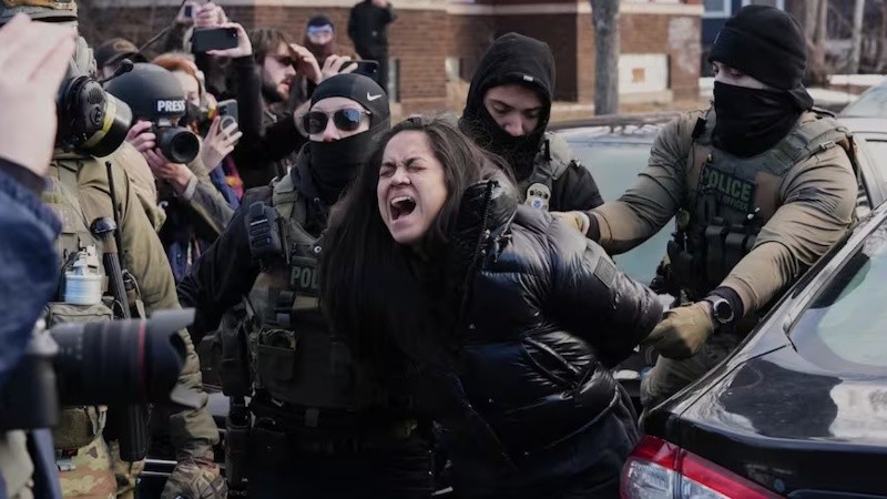 La mujer fue detenida por agentes federales cerca del lugar donde Renee Good fue asesinada por ICE.