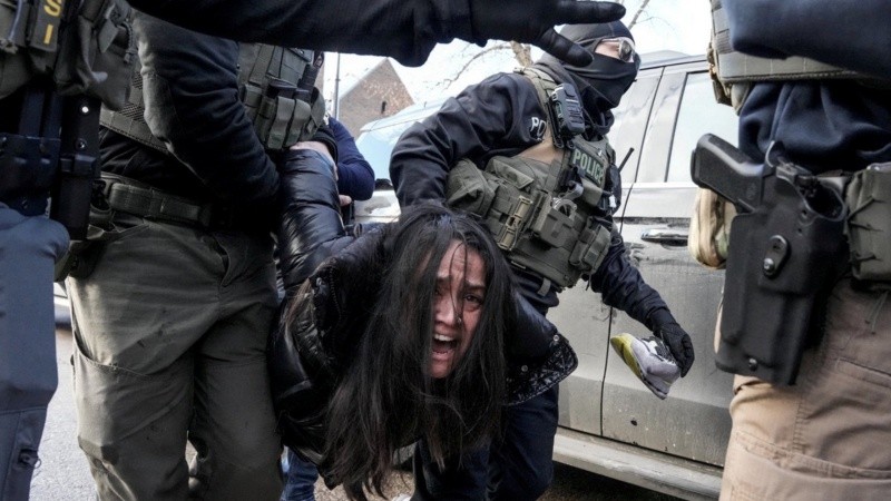 La mujer fue detenida por agentes federales cerca del lugar donde Renee Good fue asesinada por ICE.