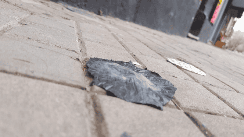 El descarte de una dosis de cocaína, una postal demasiado habitual en barrios de la ciudad. 