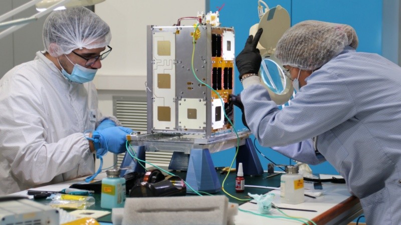 Científicos argentinos trabajan sobre Atenea, el microsatélite que irá al espacio el próximo 6 de febrero. 