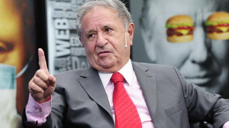 Operaron de urgencia a Eduardo Duhalde por una angina de pecho.