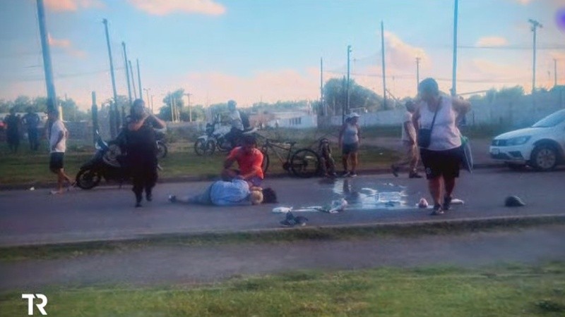 El hombre recibió fuertes golpes en la cabeza y tenía fractura del peroné, según confirmaron sus allegados (Rosario3).