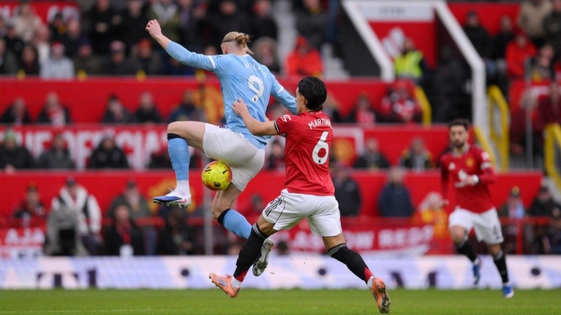 Lisandro Martínez no dejó jugar a Erling Haalland.