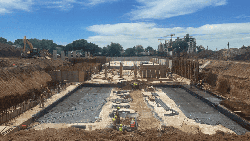 Las obras del centro acuático y detrás las de la Villa Olímpica para los Juegos Odesur.