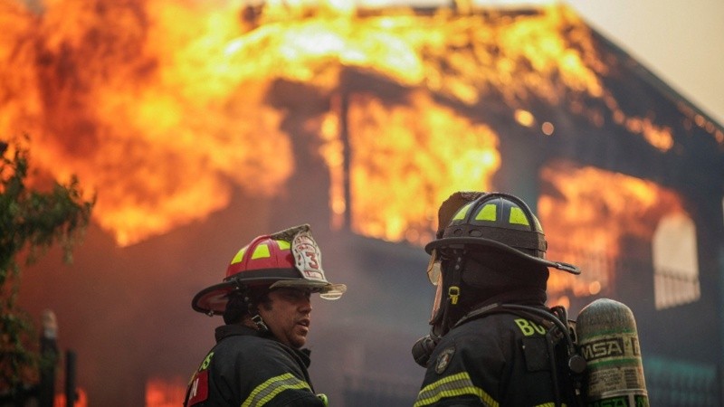 Al menos 16 muertos y más de 50 mil evacuados por incendios fuera de control en el sur de Chile.