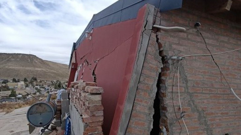 La zona afectada comprende toda la franja que va desde el barrio Médanos hasta Los Tilos, donde se registró un desplazamiento de suelo significativo que continúa presentando riesgo urbano.