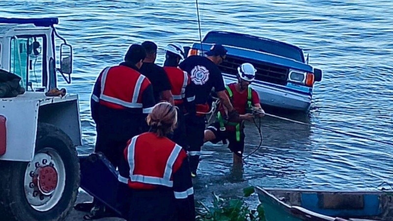 El rescate de los Bomberos para sacar la camioneta del río.