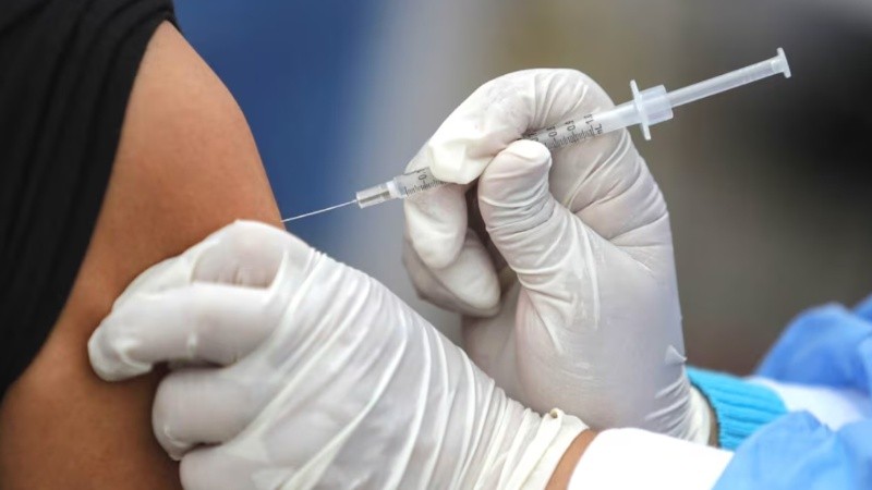 Brasil comenzó una campaña de vacunación contra el dengue con su primera vacuna desarrollada íntegramente en el país.