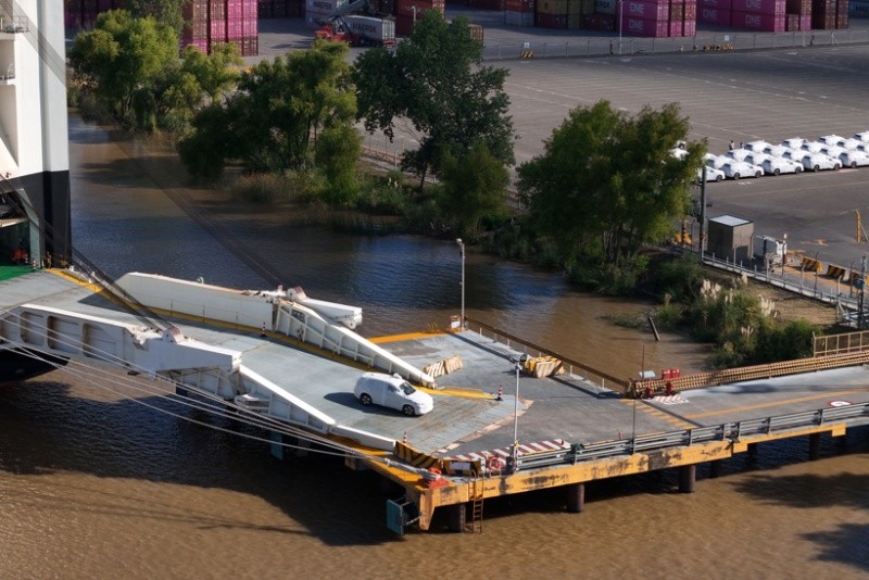 &nbsp;La descarga en el puerto de Zárate (EFE).