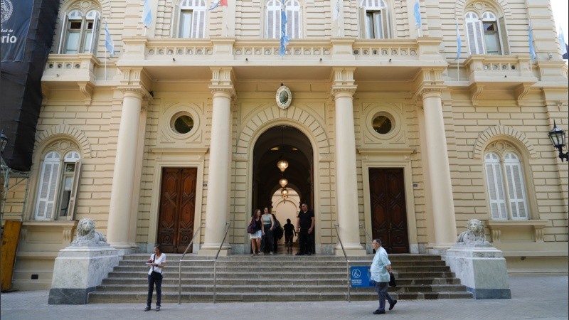 La ordenanza presentada por los concejales Franco Volpe y Anita Martínez, eliminó la prioridad de ingreso a la Municipalidad para hijos de agentes en actividad, jubilados o fallecidos.