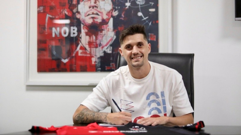 El tucumano puso la firma para convertirse en jugador de Newell's.&nbsp;