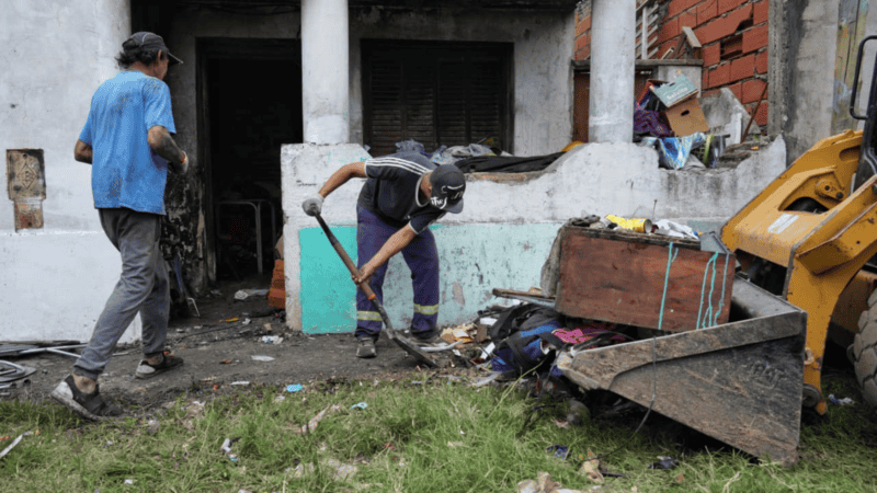 El municipio comenzó a limpiar la casa tras el incendio y la denuncia de vecinos.