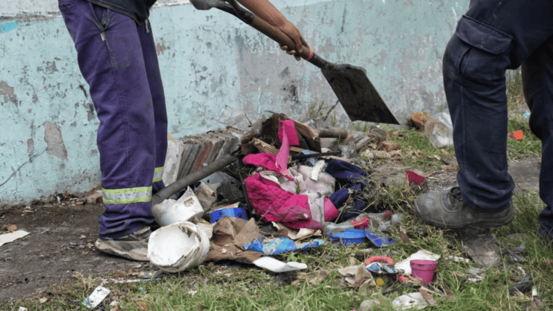 El municipio comenzó a limpiar la casa tras el incendio y la denuncia de vecinos.