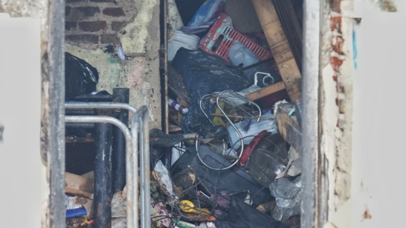 Los residuos acumulados dentro de la casa de barrio Belgrano.