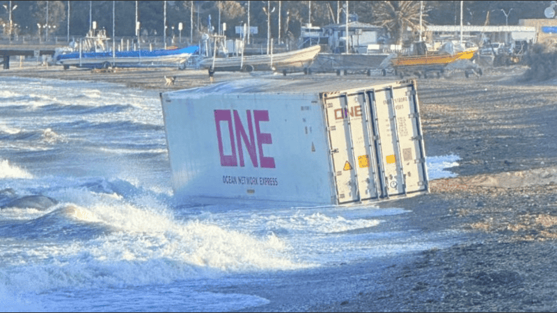 Un contenedor vacío cayó al Golfo Nuevo durante un operativo portuario.