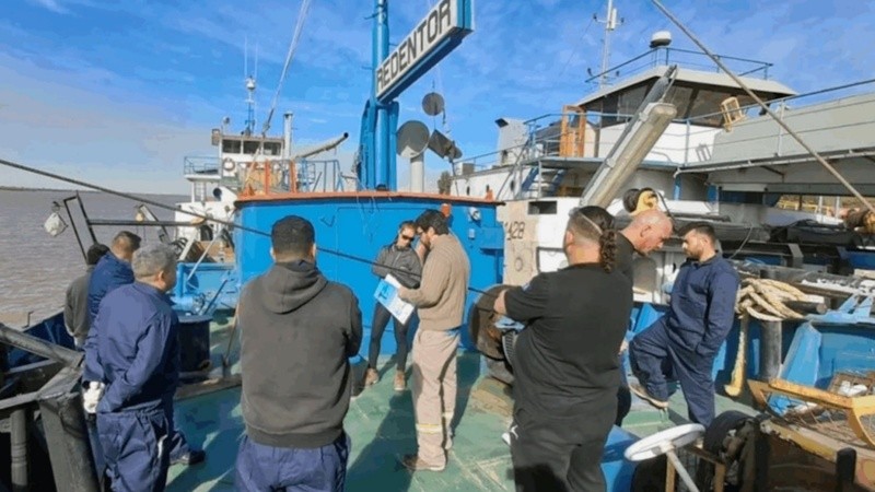 Los serenos de buque son auxiliares de Prefectura y controlan la actividad en los puertos.
