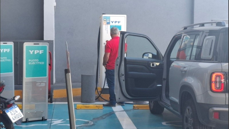 Estación de servicio con carga eléctrica.