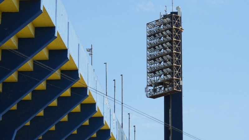 Una de las cuatro torres de iluminación del Gigante de Arroyito con las nuevas luminarias led.