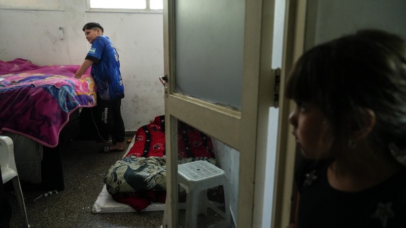 Kevin en una oficina transformada en habitación.&nbsp;Foto: Alan Monzón/Rosario3