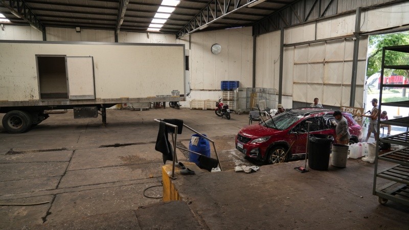 El lavadero atendido por los trabajadores de Euro en el sector de carga de camiones. Foto: Alan Monzón/Rosario3